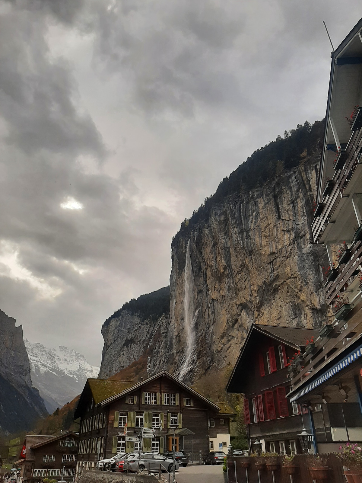 Staubbach waterfall seen from Lauterbrunnen